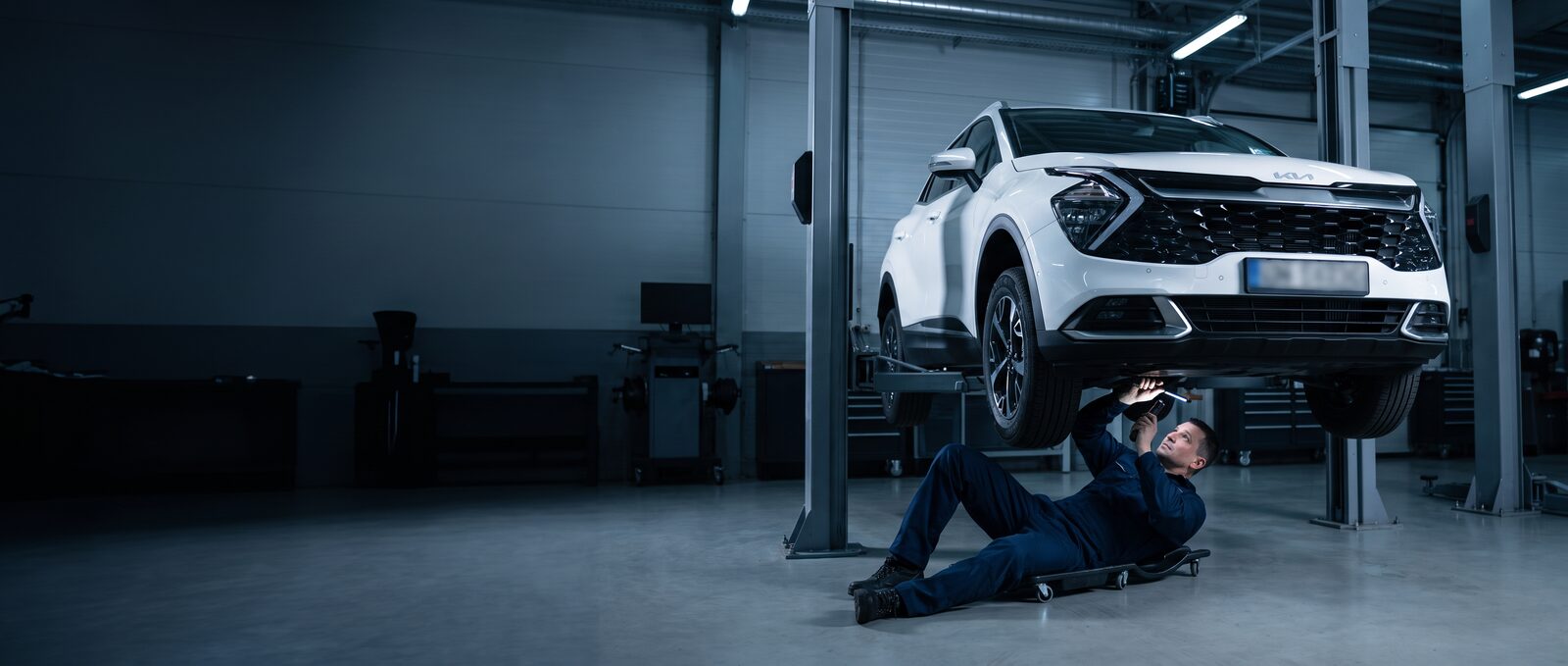 KIA Sportage на подъёмнике в сервисе ААА Моторс